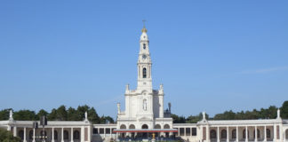 view of the Sanctuary of Our Lady of Fátima (with the Chapel of the Apparitions, the Sacred Heart statue and the Basilica of Our Lady of the Rosary)