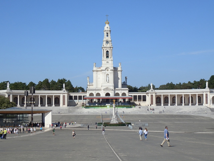view of the Sanctuary of Our Lady of Fátima (with the Chapel of the Apparitions, the Sacred Heart statue and the Basilica of Our Lady of the Rosary)