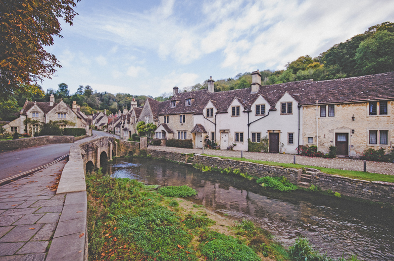Castle Combe is a village of the English county of Wiltshire -south-west England, belonging to the district of North Wiltshire.