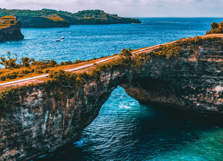 The center of tourist destinations on the island of Nusa Penida is located in western Nusa Penida such as Klingking beach and the famous Broken beach.