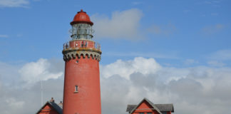 The lighthouse is now operated as a popular excursion destination and venue.by a large group of volunteers