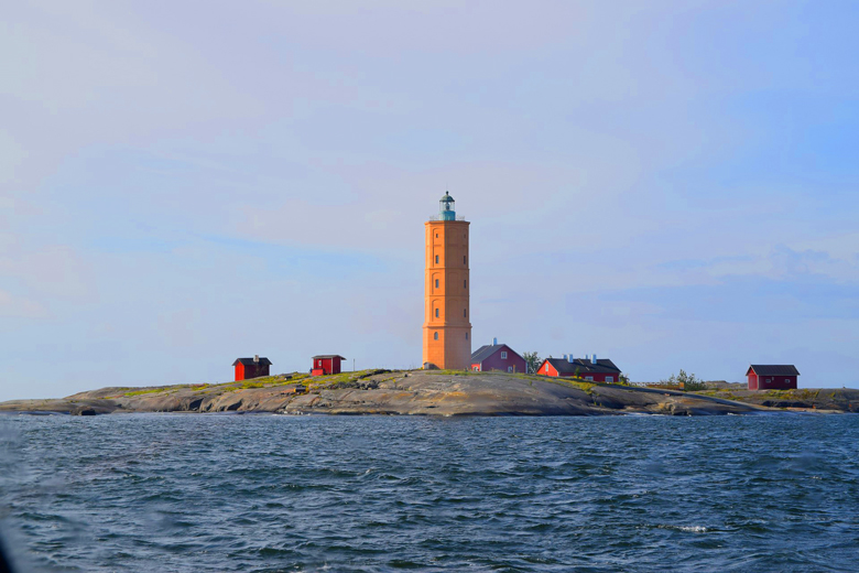 Measuring more than 25 meters high, this octagonal tower was built in 1862. The island is accessible by boat from the capital in less than an hour.