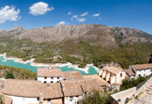 Guadalest is surrounded by rocky rocks, almost vertical walls that congregate many climbing enthusiasts