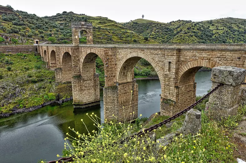 On the arch above the central podium is a Roman inscription that reads: "Pontem perpetui mansurum in saecula" (I built this bridge to last forever).