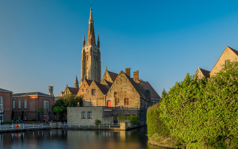 this urban center is one of the greatest European attractions, since it keeps the structures intact. Like Amsterdam, Gothenburg and Hamburg, among others, Bruges is known as "the Venice of the North", due to the large number of canals that cross the city and the beauty of them.