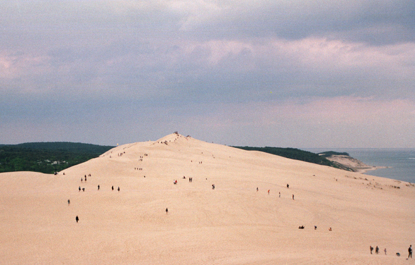 In the summer months, a staircase is built to allow visitors to climb the dune, an activity that attracts more than one million visitors each year. The Basics Located between the Atlantic Ocean and an extensive pine forest.