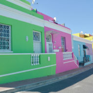 Bo-Kaap is today one of the most picturesque districts of the Cape metropolis because of the persistence of numerous cobbled alleys, houses painted in pastel colors and mosques whose architecture recalls that of Asia of the South East.
