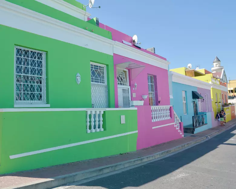 Bo-Kaap is today one of the most picturesque districts of the Cape metropolis because of the persistence of numerous cobbled alleys, houses painted in pastel colors and mosques whose architecture recalls that of Asia of the South East.