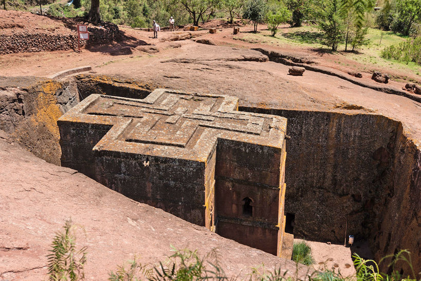 Lalibela - New Jerusalem To view all 11 temples, you need to climb up the mountainside or climb to the top on a mule. The brick red tufa from which the churches are carved harmonizes with the greenery of the surrounding hills and the blue sky.