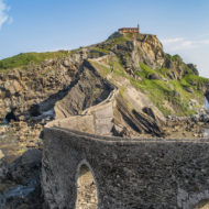 The island is approximately 270 meters long and 80 meters wide. At the top, 50 meters above sea level, is a monastery with very ancient origins and a semi-open shelter for visitors.
