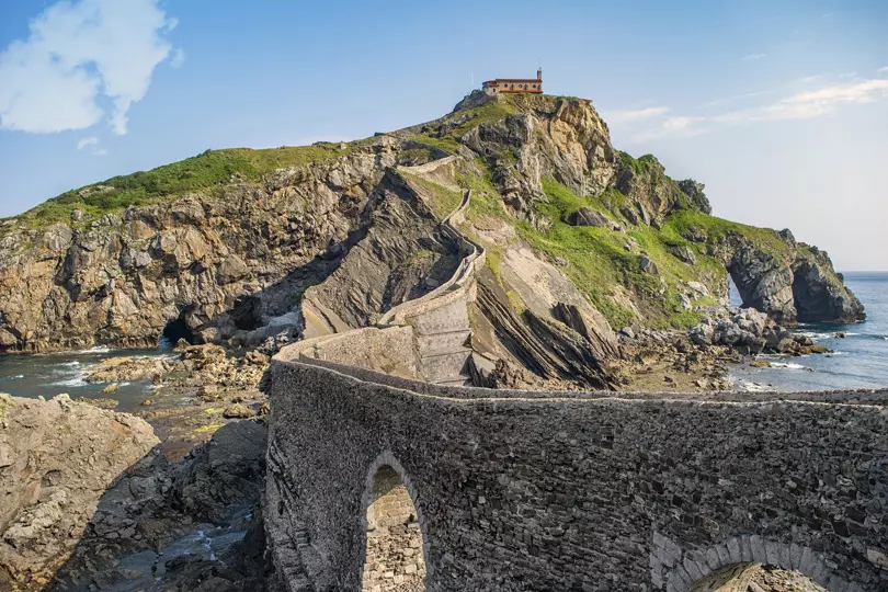 The island is approximately 270 meters long and 80 meters wide. At the top, 50 meters above sea level, is a monastery with very ancient origins and a semi-open shelter for visitors.