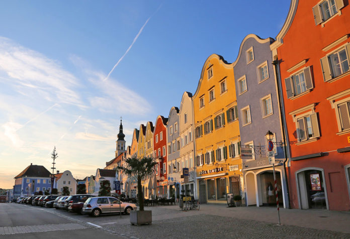 The colorful, baroque town houses (tw from the 16th century) characterize the beautiful main square of the city with numerous shops and excellent restaurants.