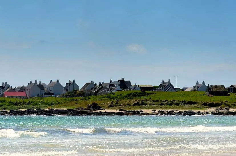 The island has a small airport of the same name with daily flights to Glasgow, Oban and the neighboring island of Call. It is also connected by ferry to Oban, Call and Barra Island in the south of the Outer Hebrides.