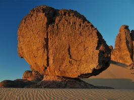 South of Tamanrasset is the Tassili du Hoggar, a vast area that extends to the border with Niger