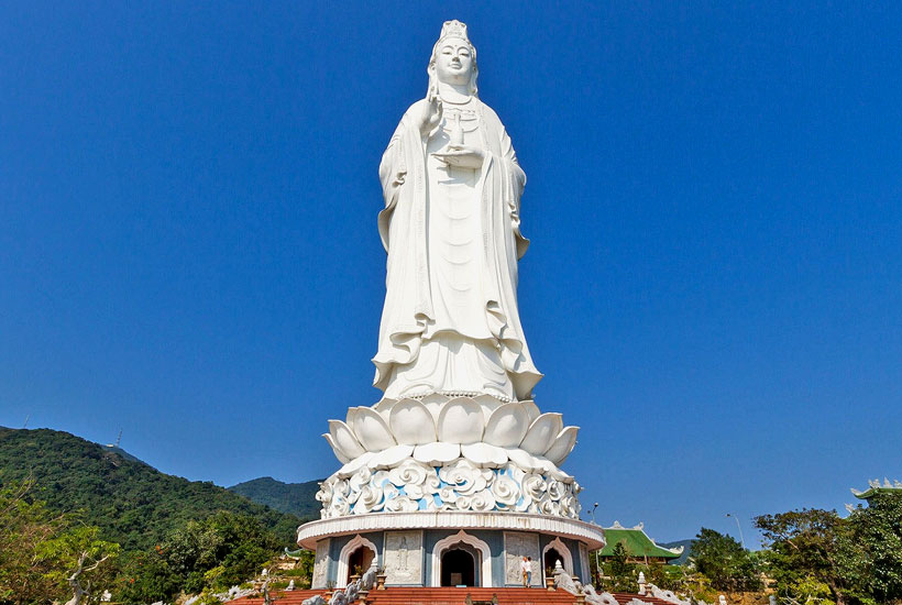 Linh Ung Pagoda is located in Bai But, Son Tra peninsula, located 10km northeast of Da Nang city center, painted by the late Venerable Thich Thien Nguyen.