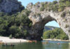 Many canoeists canoe a tour that starts a few kilometers before the Pont d'Arc and can be 6, 15 or 20 kilometers long.