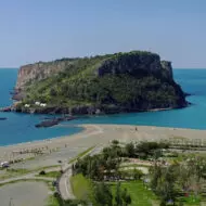 Those who decide to go on an excursion to the Island of Dino cannot miss the numerous sea caves that open between the rocks