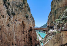 Caminito del Rey is located in the province of Malaga in the territory of three municipalities at once: Ardales, lora and Antequera. The walking route impresses with its views and unique nature. It starts near the Conde de Guadalhorce dam and ends at the El Chorro dam.Caminito del Rey is located in the province of Malaga in the territory of three municipalities at once: Ardales, lora and Antequera. The walking route impresses with its views and unique nature. It starts near the Conde de Guadalhorce dam and ends at the El Chorro dam.