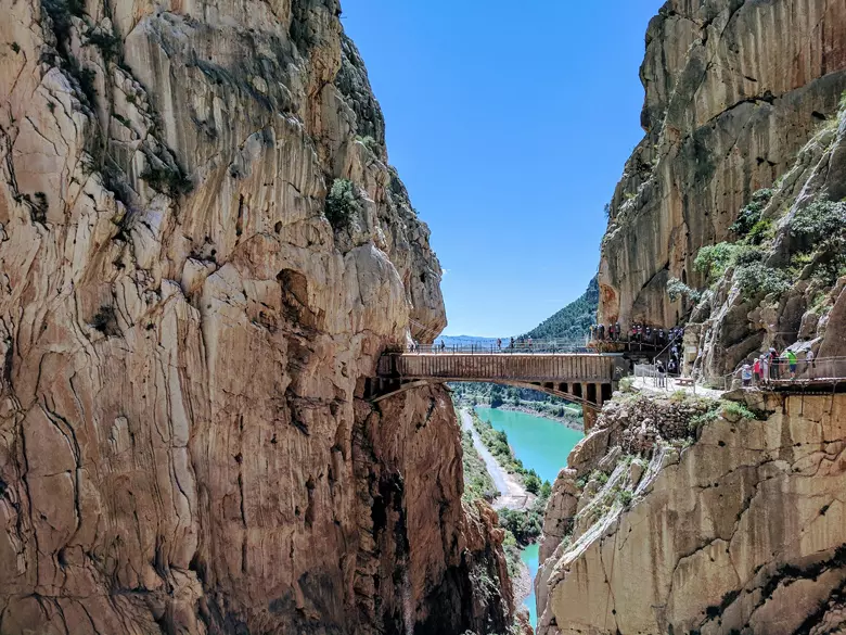 Caminito del Rey is located in the province of Malaga in the territory of three municipalities at once: Ardales, lora and Antequera. The walking route impresses with its views and unique nature. It starts near the Conde de Guadalhorce dam and ends at the El Chorro dam.Caminito del Rey is located in the province of Malaga in the territory of three municipalities at once: Ardales, lora and Antequera. The walking route impresses with its views and unique nature. It starts near the Conde de Guadalhorce dam and ends at the El Chorro dam.