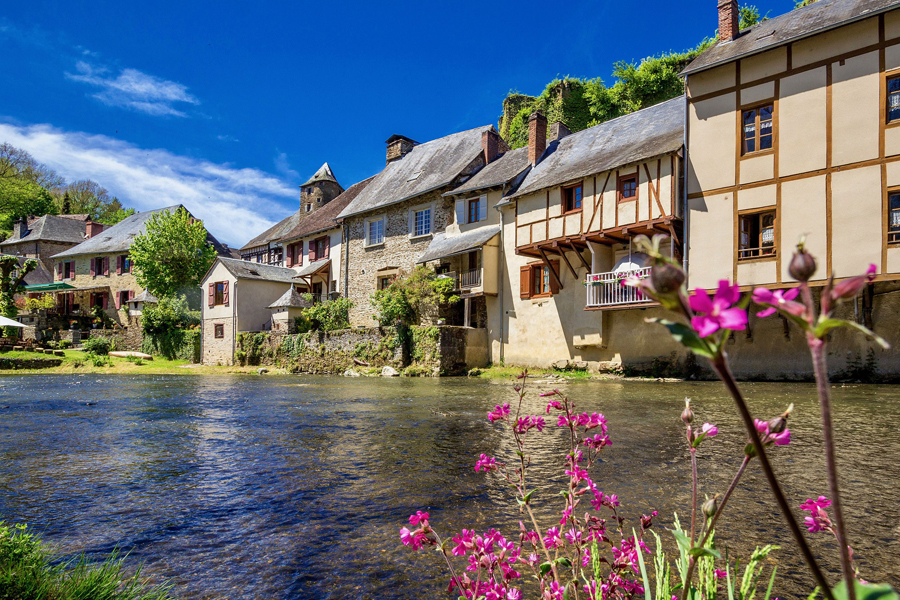 Located on the borders of Corrèze, Haute-Vienne and Dordogne, Ségur-le-Château is classified among the most beautiful villages in France.