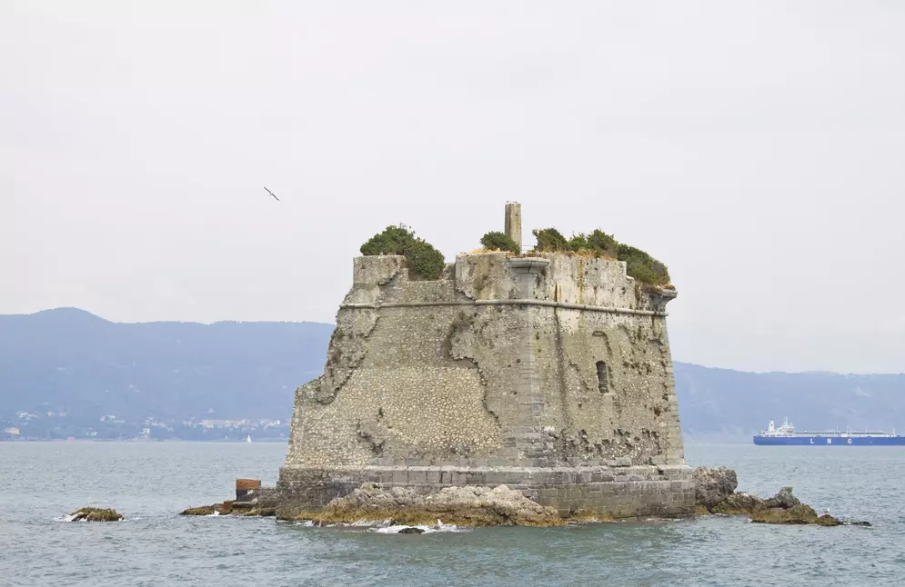 Di Graeme Maclean from Glasgow, UK - fort in water, CC BY 2.0, https://commons.wikimedia.org/w/index.php?curid=17049742