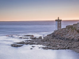 The Kermorvan lighthouse is located at the end of the peninsula of the same name in Le Conquet