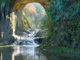 Nomizo no Taki / Kameiwa Cave is a waterfall that flows through the Kameiwa Cave in Sasa