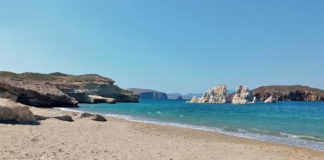 Mavrospilia beach