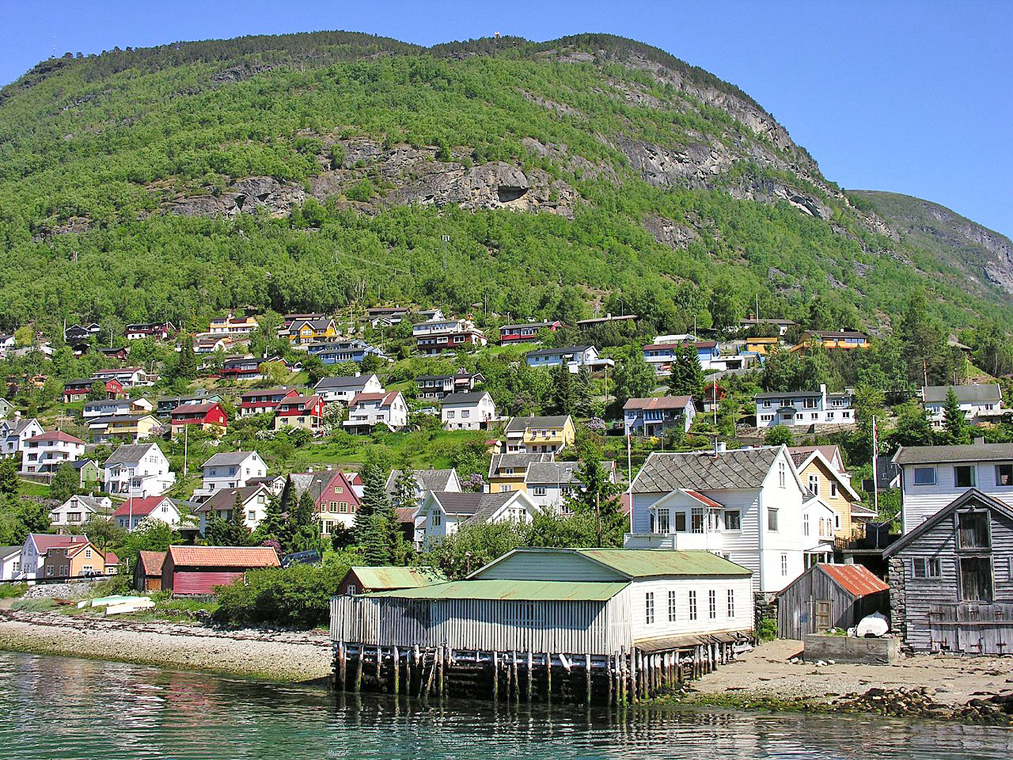 By Jonas Lamis - originally posted to Flickr as Fiord town, CC BY 2.0, https://commons.wikimedia.org/w/index.php?curid=8157243