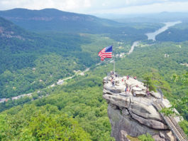 Chimney Rock, is a granite monolith , a famous rock formation that offers 75 km of views in western North Carolina, about four hours from Atlanta, United States.