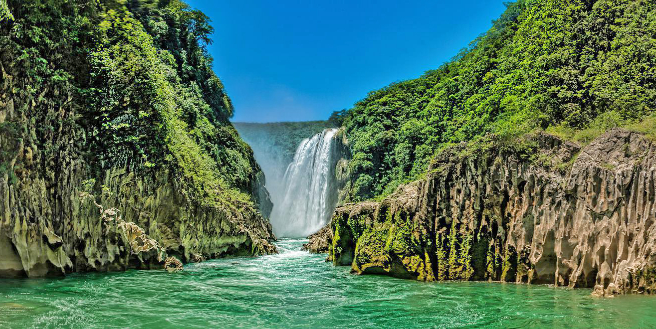 Tamul Waterfall - Cascada de Tamul is located in the municipality of Aquismón in the southeastern part of the state of San Luis Potosí, Mexico.