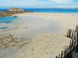 The Grande Plage du Sillon is a 3 km long beach of white sand with several supervised areas near the center of Saint-Malo,a city in northwestern France.