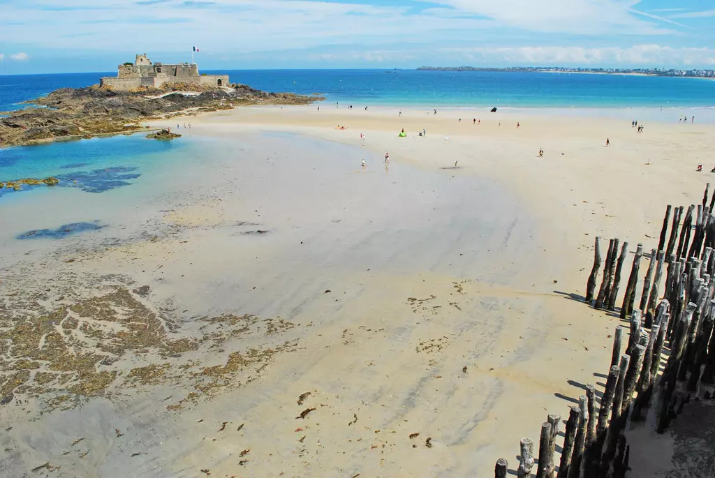 The Grande Plage du Sillon is a 3 km long beach of white sand with several supervised areas near the center of Saint-Malo,a city in northwestern France.