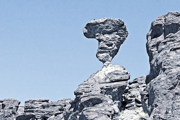 South of Buhl in Salmon Falls Creek Canyon rises the famous Balanced Rock.