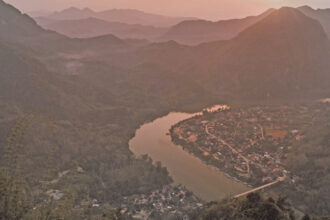 Nong Khiaw is a rustic riverside popular village in the province of Luang Prabang , in northern Laos.
