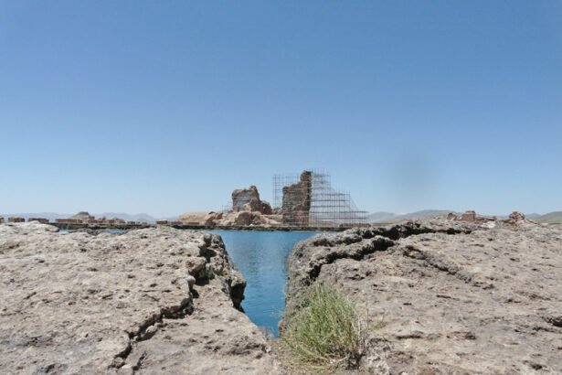 Takht-e Soleymān ( 'Throne of Solomon' )is a group of Sasanian-era ruins around the water-filled caldera of an ancient volcano near the city of Tekab in northwestern Iran ,West Azerbaijan Province.