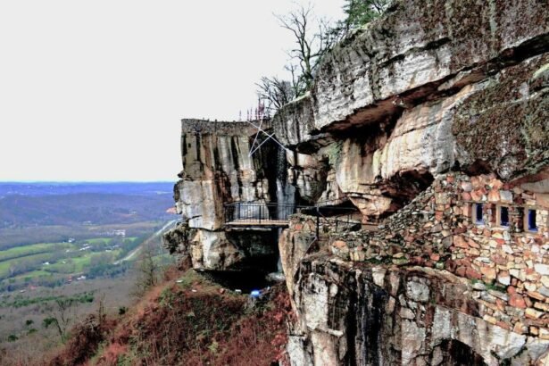 Rock City Gardens is one of the most popular tourist attractions in Lookout Mountain ,in the state of Georgia , United States.