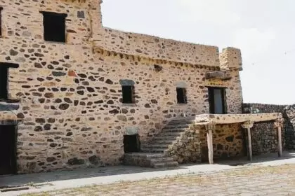 Bin Raqoush Palace is located in the village of Beni Sar, north of the city of Al-Baha, a city in south western Saudi Arabia.
