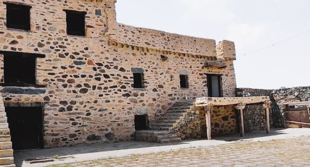 Bin Raqoush Palace is located in the village of Beni Sar, north of the city of Al-Baha, a city in south western Saudi Arabia.