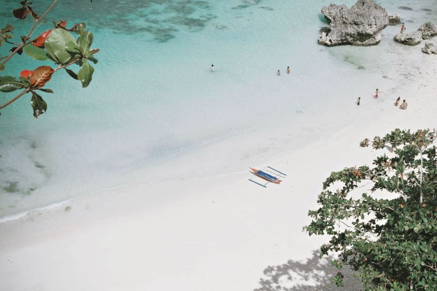Boracay is a small island in the province of Aklan , in Western Visayas ,a region in the western part of the Philippine archipelago of the Visayas.