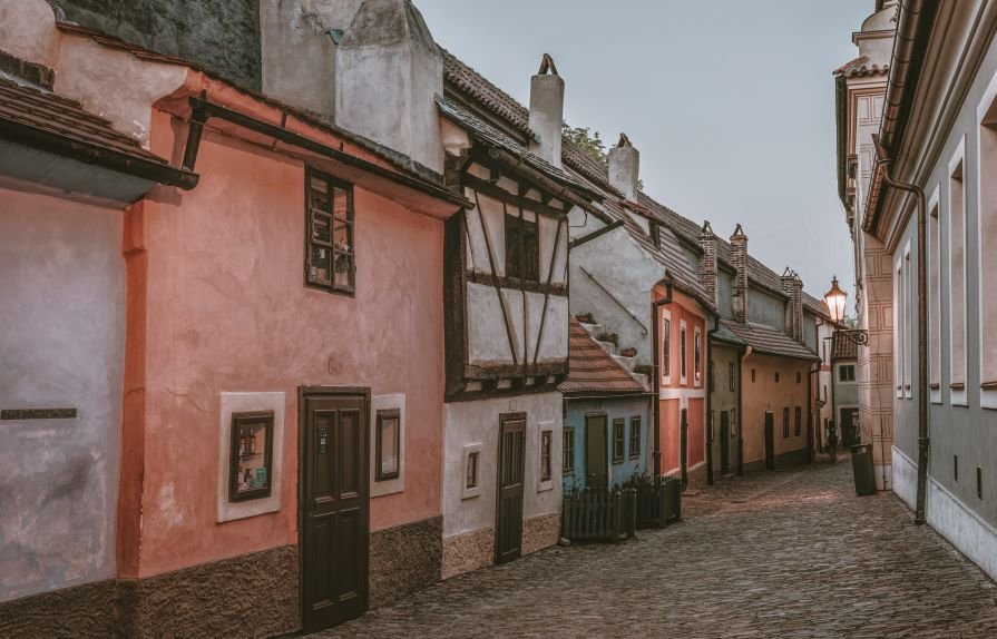 The Golden Lane , also known as Alchemists' Lane or Goldmakers' Lane, is a tiny street on the inner wall of Prague Castle , Czech Republic.