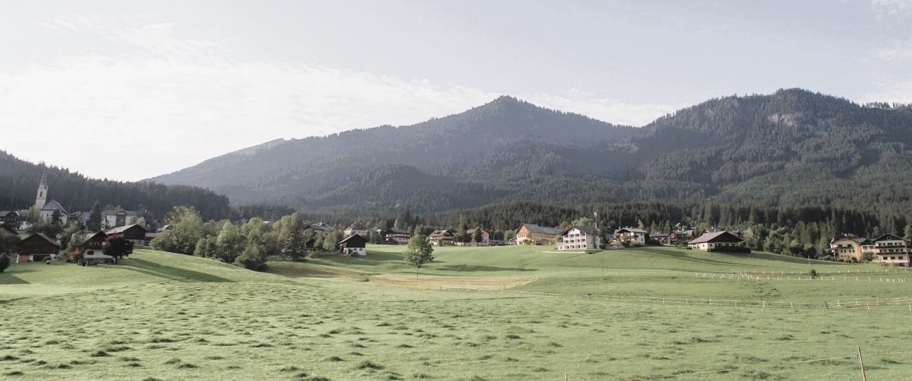 Gosau is a charming alpine village and ski resort in the district of Gmunden, in the south-west of the state of Upper Austria.