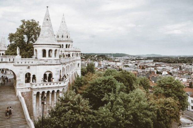 The Fisherman's Bastion ( Halászbástya ) is a neo-Romanesque monument in the Hungarian capital Budapest.