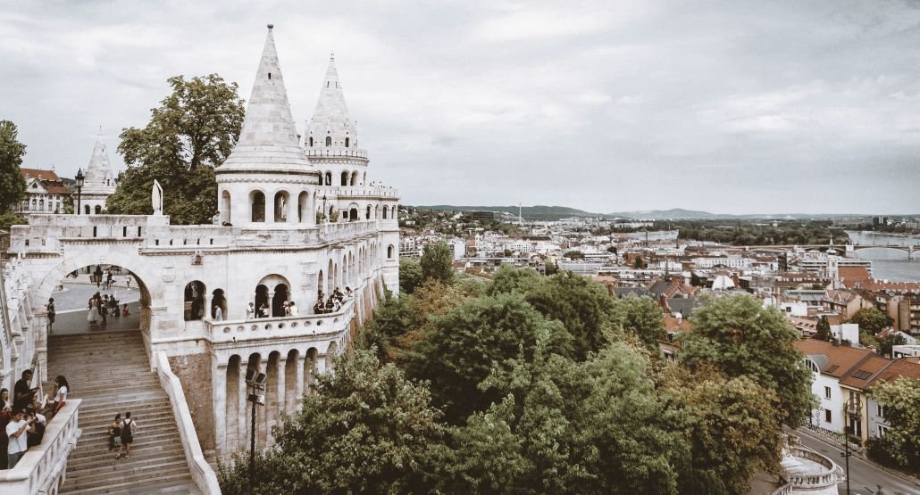 The Fisherman's Bastion ( Halászbástya ) is a neo-Romanesque monument in the Hungarian capital Budapest.