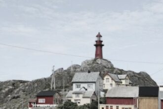 Ona lighthouse is located on the island of Ona in Ålesund municipality in Møre and Romsdal county ,in Norway.