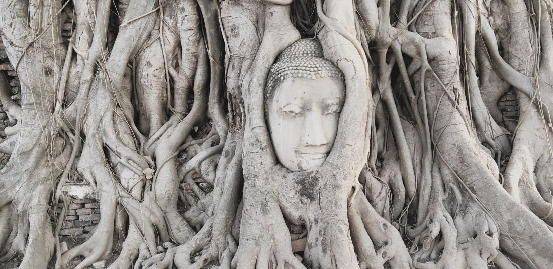 Wat Mahthat is a famous Buddhist temple complex in Ayutthaya , the capital of the Thai province of Ayutthaya in the central region of Thailand.