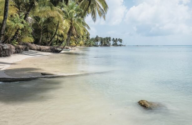 Cayo Crawl is an islet part of the Pearl Cays, in South Caribbean Coast Autonomous Region, in Nicaragua.