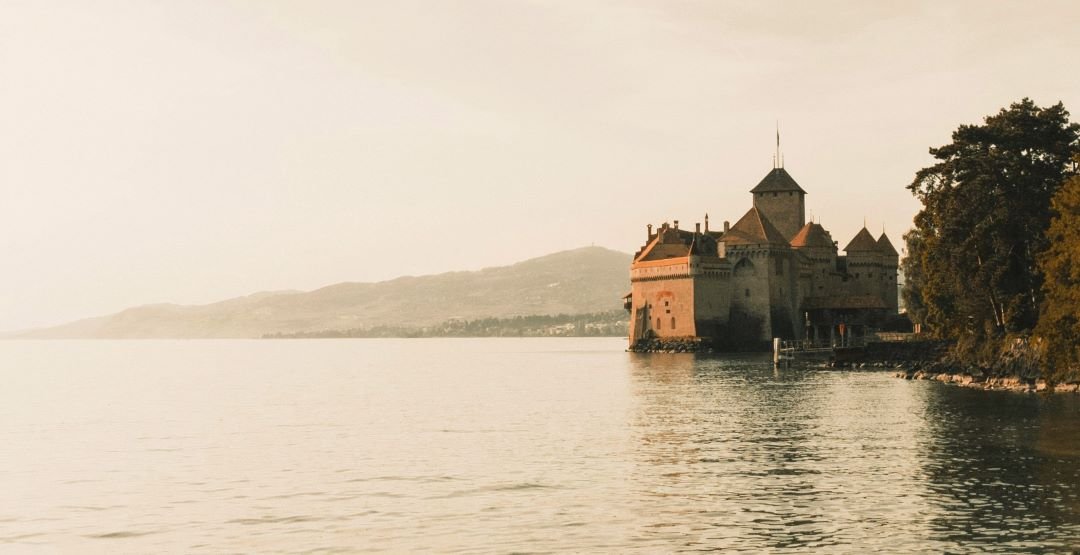 Chillon Castle is a medieval moated castle located on Lake Geneva ,in the canton of Vaud ,in Switzerland.aud ,in Switzerland.