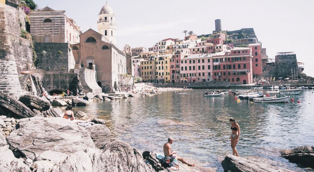 Cinque Terre is an approximately 18 kilometres long, strip of the Italian Riviera , northwest of La Spezia in the Liguria region.