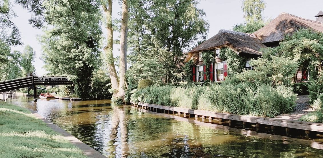 Giethoorn is a village in the Overijssel ,a province of the Netherlands located in the eastern part of the country.